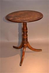 A very interesting documentary ash pedestal table. A very interesting documentary ash pedestal table.